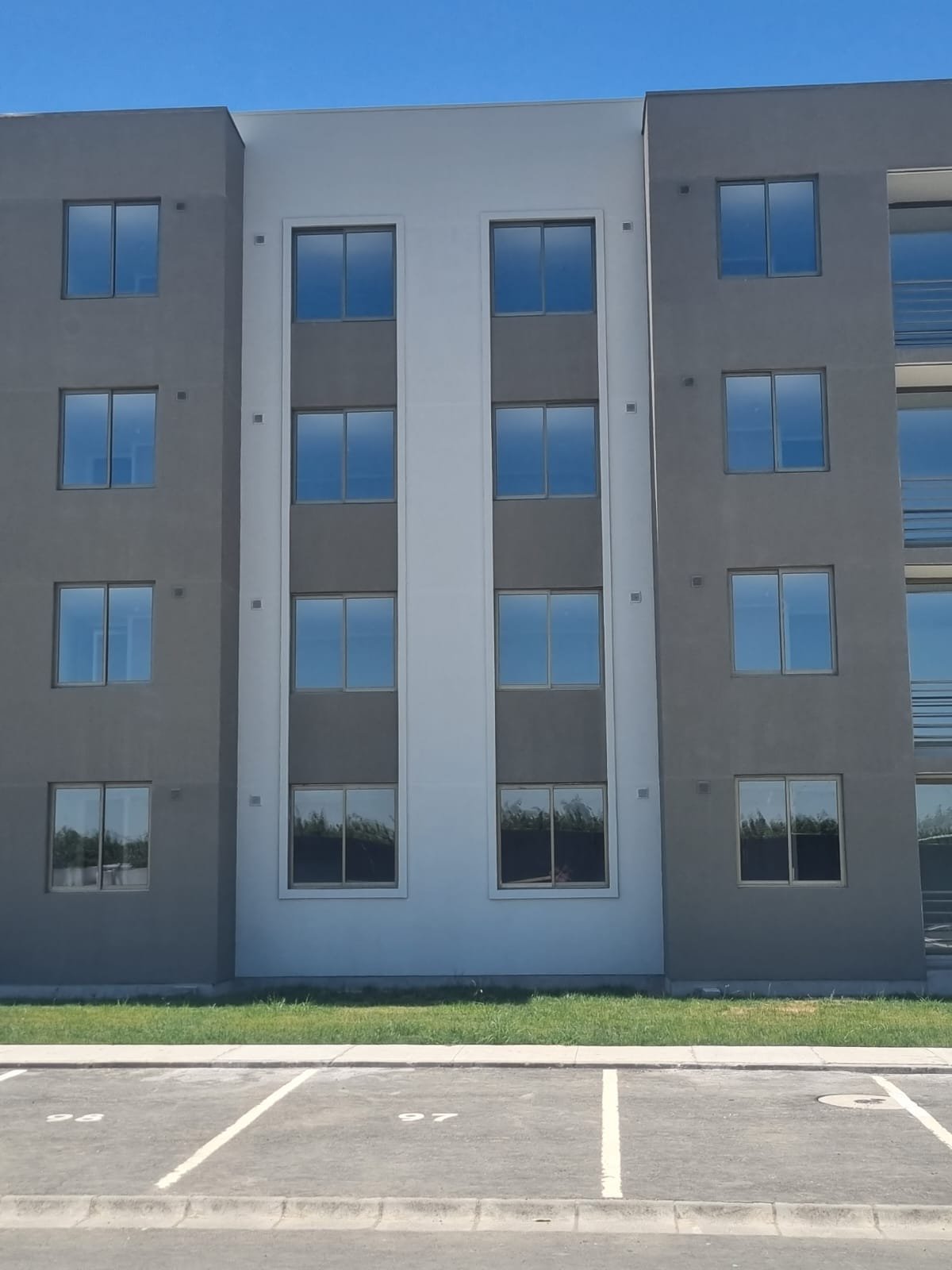 Edificio Dona Josefa - Vista frontal con EIFS